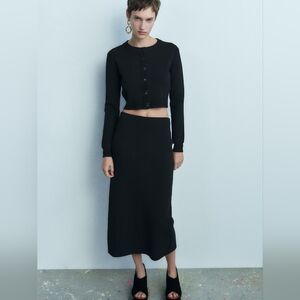 Elegant Black Knit Midi Skirt